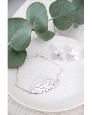 White mother of pearl flower bracelet on silver chain