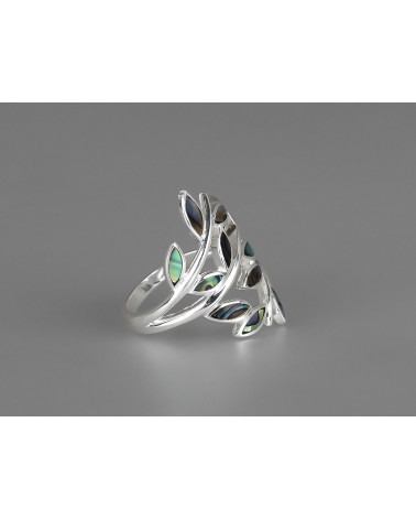 Abalone mother-of-pearl petal ring in 925 silver worn with elegance