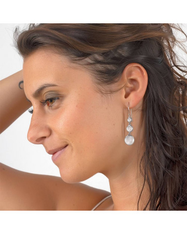 Boucles d'oreilles pendantes 3 disques de nacre portées par femme