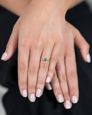 Bague Or Blanc Emeraude et diamants 1.296grs