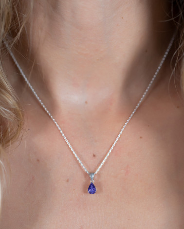 Gros plan du Collier pendentif Élégance avec tanzanite portée, élégance et raffinement au quotidien