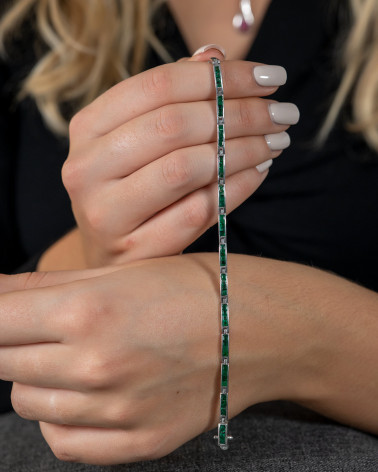 Bracelet en Argent 925 avec Émeraudes porté sur un poignet – Bijou chic et intemporel