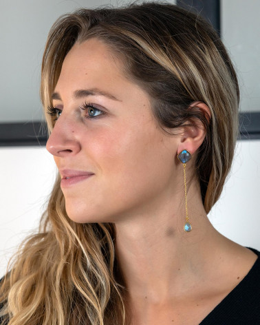 Boucles d'oreilles pendantes en Labradorite facettée – Portées avec élégance