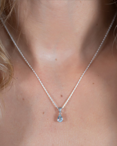 Gros plan du Collier pendentif Elsa avec aigue-marine portée, élégance et douceur au quotidien