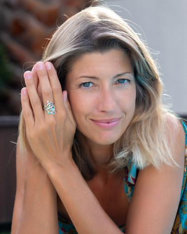 Elegancia y refinamiento del anillo nácar abulón en modelo femenino