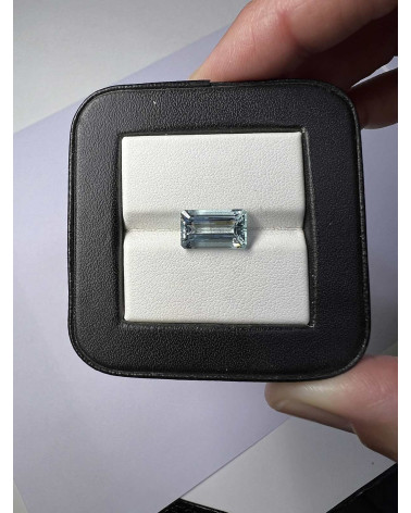 Oval faceted sky blue aquamarine - Weight of 0.720 carats - Clarity VVS-VS - Origin India.
