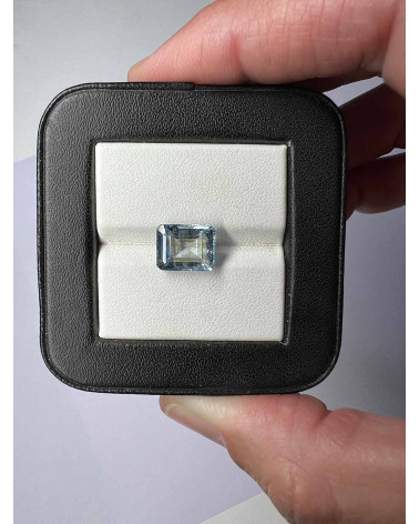Ovaler facettierter hellblauer Aquamarin - Gewicht 0.720 Karat - Klarheit VVS-VS - Herkunft Indien
