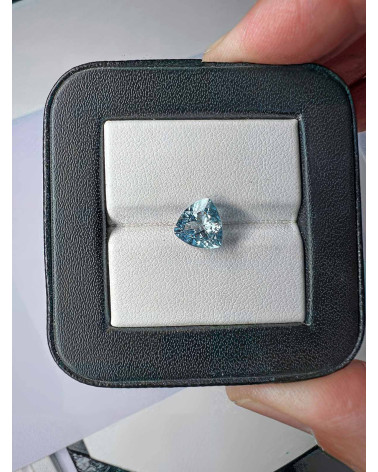 Oval faceted sky blue aquamarine - Weight of 0.720 carats - Clarity VVS-VS - Origin India.