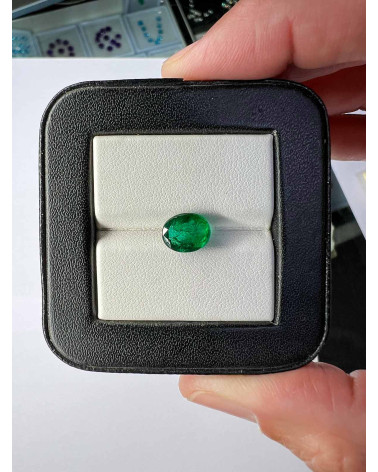 Ovaler Smaragd 1,73 Karat 7x9 AAA VS Sambia