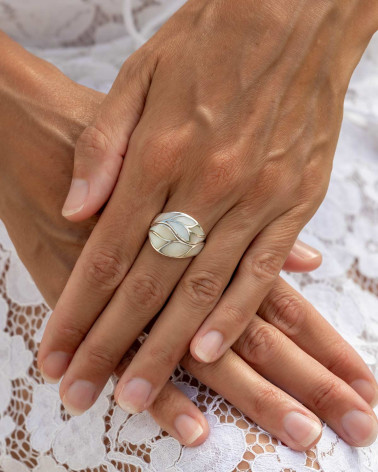 Sublimez votre main avec l'éclat naturel de notre bague en nacre abalone et argent.