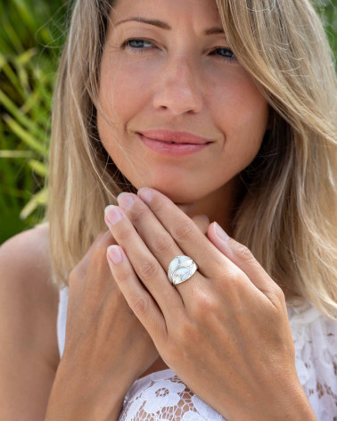 L'accessoire parfait pour une touche d'élégance : découvrez notre bague en nacre abalone et argent.