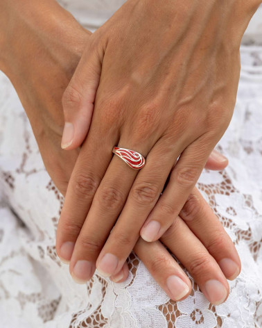 Anillo Nerida puesto - Elegancia del coral rojo sobre plata para uso diario
