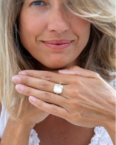 Bague en nacre blanche portée – Un éclat délicat pour un style raffiné.