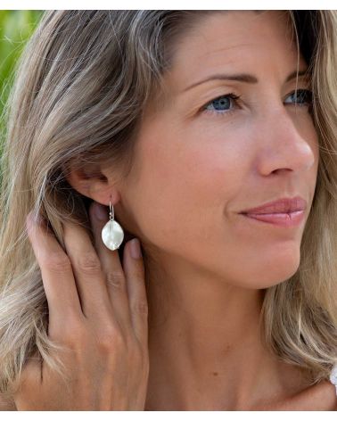 Pendientes Séléna en uso – estilo ligero y elegante