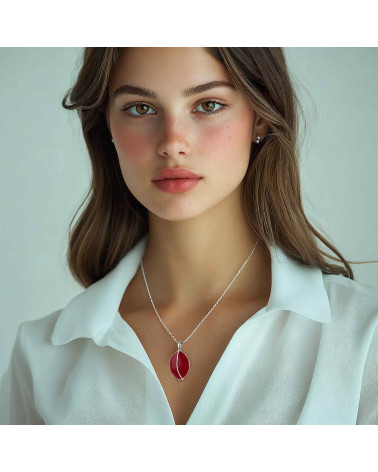 Eleganza del ciondolo a foglia di corallo rosso su modella