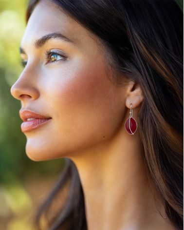 Élégance des boucles d'oreilles Séléna en corail sur modèle
