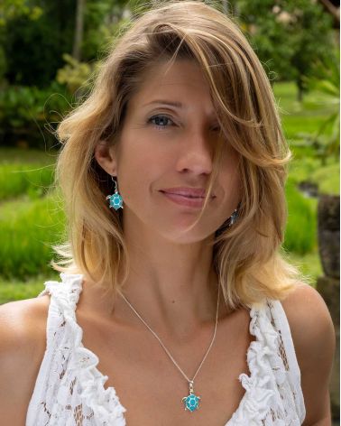 Colgante HONU Puesto - Joya de Turquesa sobre Escote - Estilo Bohemio Chic Hawaiano