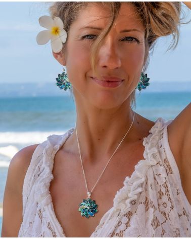 Frau mit MOANA Abalone-Perlmutt Halskette - Sommer Strand Schmuck - Böhmisches Mode-Accessoire