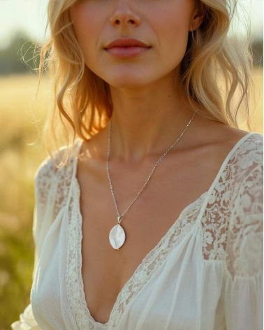 Séléna Anhänger getragen - Weißer Perlmutt-Schmuck am Dekolleté - Femininer Minimalistischer Stil