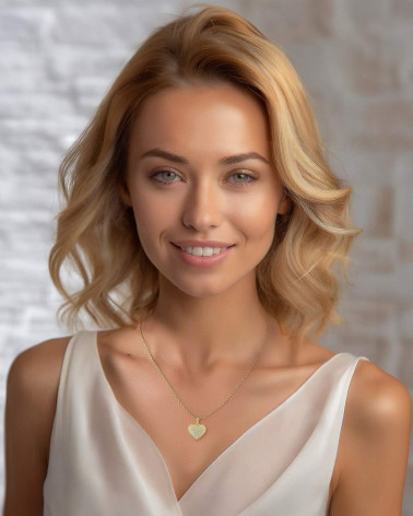 Collier pendentif cœur en Or Jaune avec diamants porté sur modèle