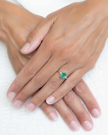 925er Silberring mit Smaragd und Diamanten getragen – Schicker Damenschmuck	
