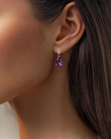 Boucles d'Oreilles Améthyste et Diamants portées – Élégance et féminité