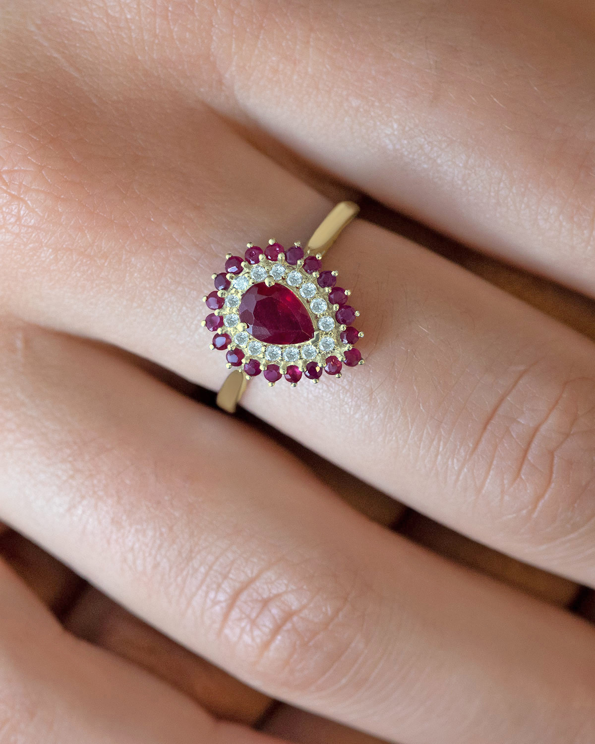 Bague en or jaune avec rubis et diamants - Tendance 2025
