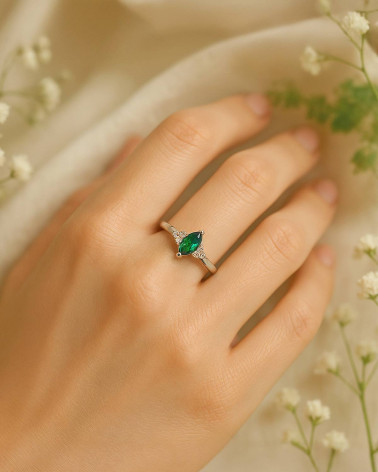 Bague Or Blanc Emeraude et diamants 2.1grs