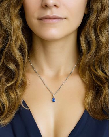 Collier pendentif Elsa avec saphir portée, élégance et profondeur intemporelle