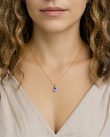 Collier pendentif Elsa en or jaune avec tanzanite portée, contraste élégant et chaleureux
