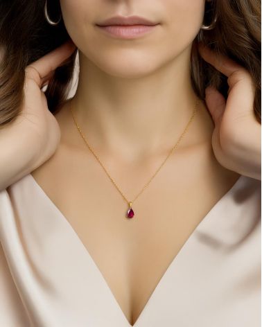 Collier pendentif Elsa en or jaune avec rubis portée, alliance royale et luxueuse