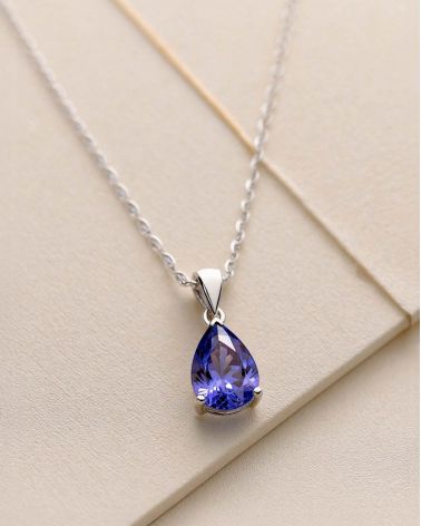 Détails du serti 3 griffes et finitions du pendentif tanzanite taille poire