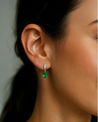 Elegancia-Ohrringe aus rhodiniertem Silber mit Smaragden aus Sambia und Diamantpavé – Eleganz garantiert
