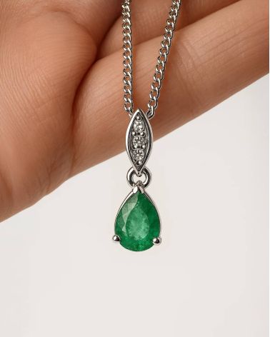 Details of the prong setting and the brilliance of natural Zambian emerald in the Elegancia pendant