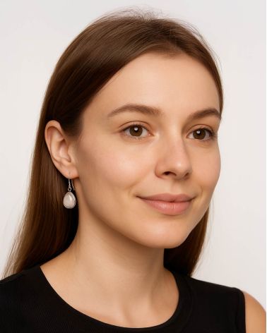 Boucles d'oreilles goutte AQUA en argent 925 avec pierre de lune naturelle sur modèle