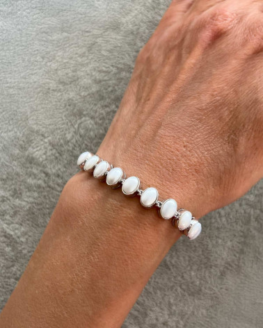 Bracelet Perle Blanche Forme Ovale et Argent 925 porté